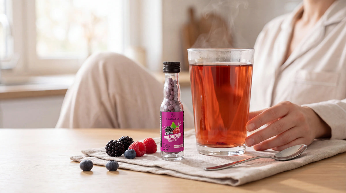 Morgenroutine zuhause, ruhige helle Küche oder Frühstückstisch, TEABALLS sichtbar, entspannter Start.