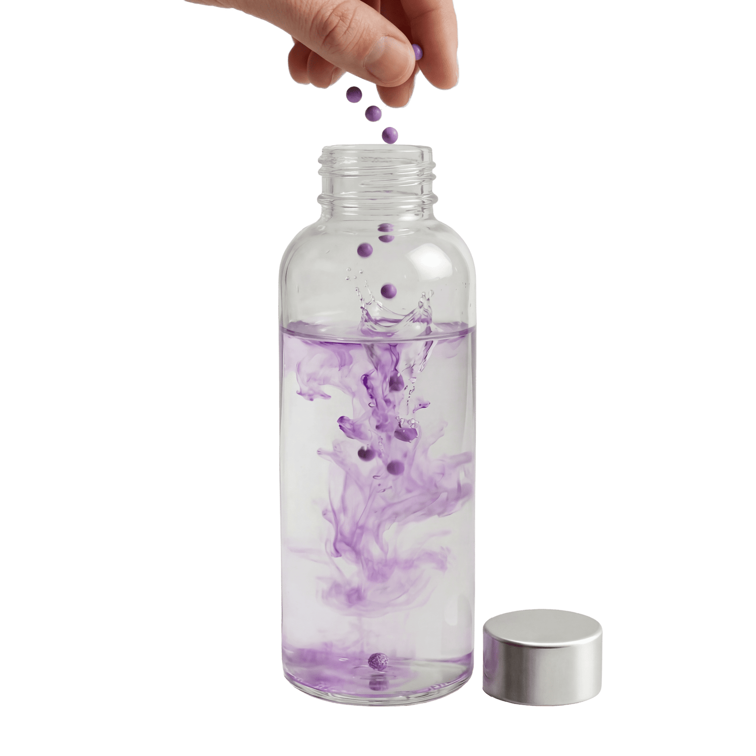 Eine Hand lässt lila Teaballs in eine mit Wasser gefüllte Glasflasche fallen, wobei sich der Tee direkt im Wasser auflöst.